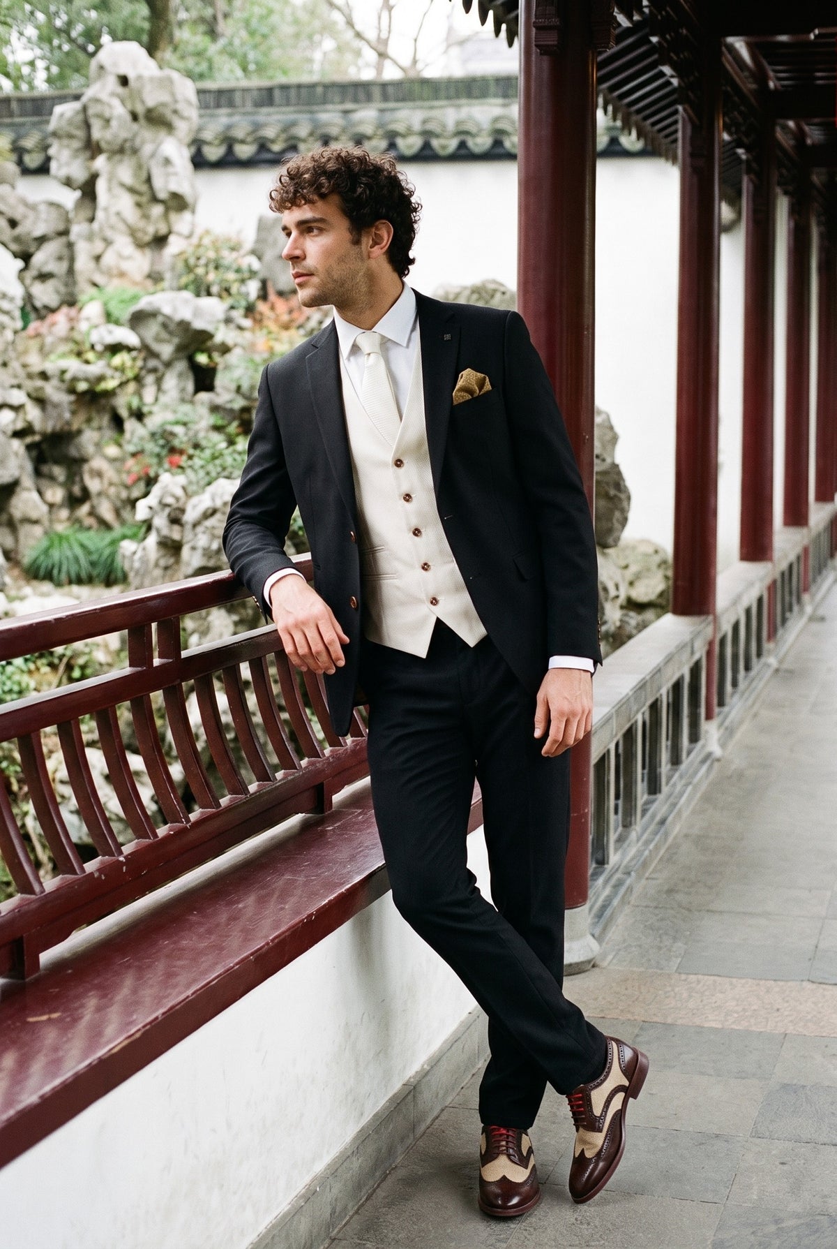 Look #1005 styled with Mayfair – Męski 3-częściowy czarny garnitur z kremową kamizelką
