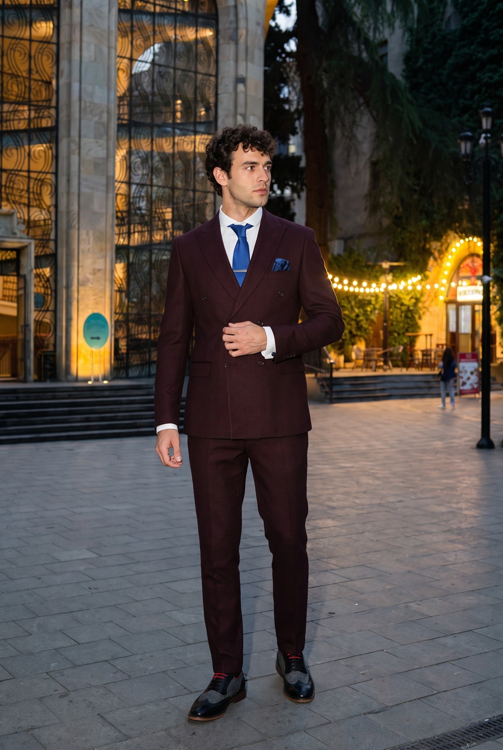Look #733 styled with Regent - Dwuczęściowy garnitur męski w kolorze bordowym, dwurzędowy