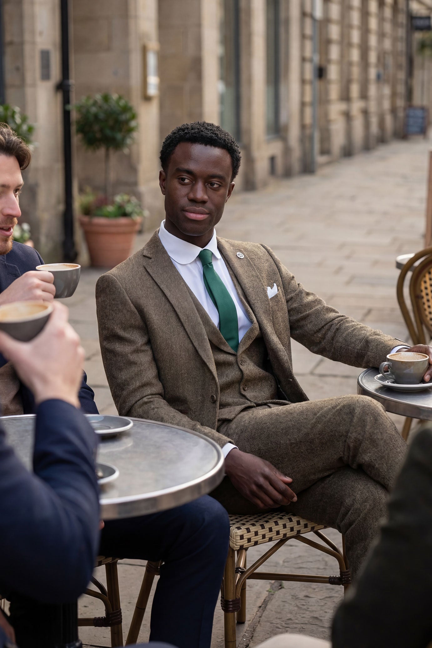 Garnitur trzyczęściowy z tweedu w jodełkę w kolorze dębowo-brązowym