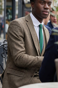 Garnitur trzyczęściowy z tweedu w jodełkę w kolorze dębowo-brązowym