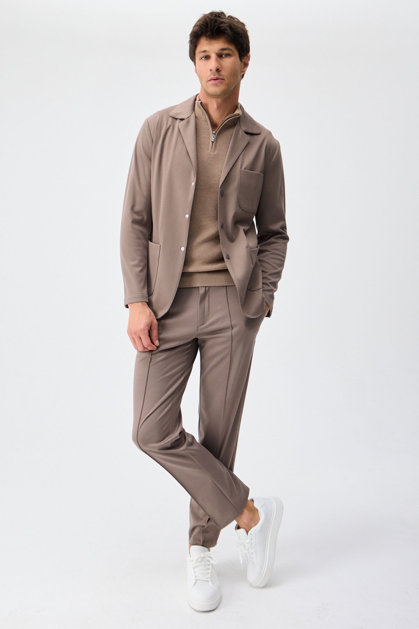 Męski brązowy, miękki dżersejowy garnitur typu smart casual, marynarka i spodnie