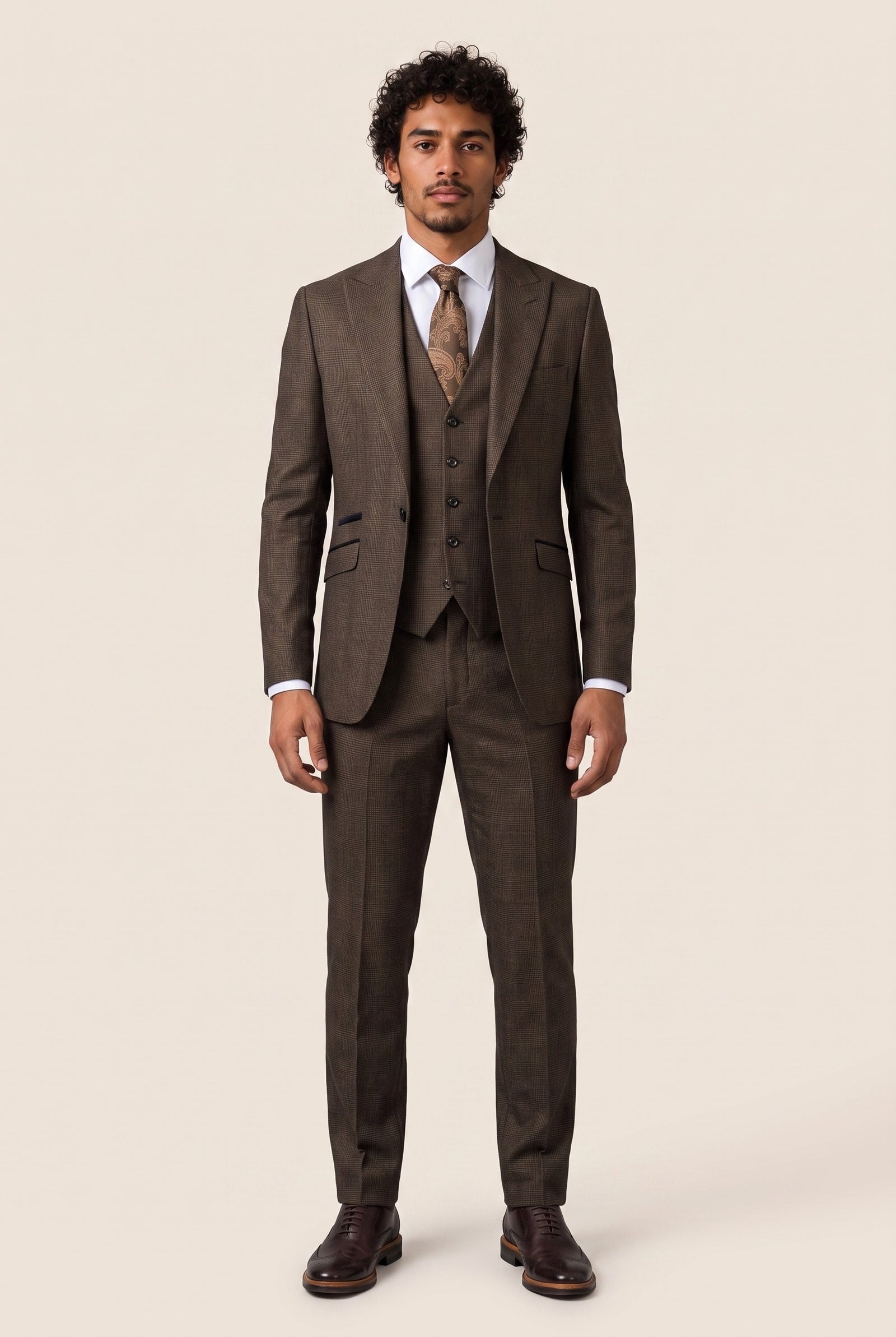 Look #1004 styled with Męski 3-częściowy garnitur w kratkę Tweed w kolorze czarno-brązowym, dopasowany do ślubu, Peaky Classic