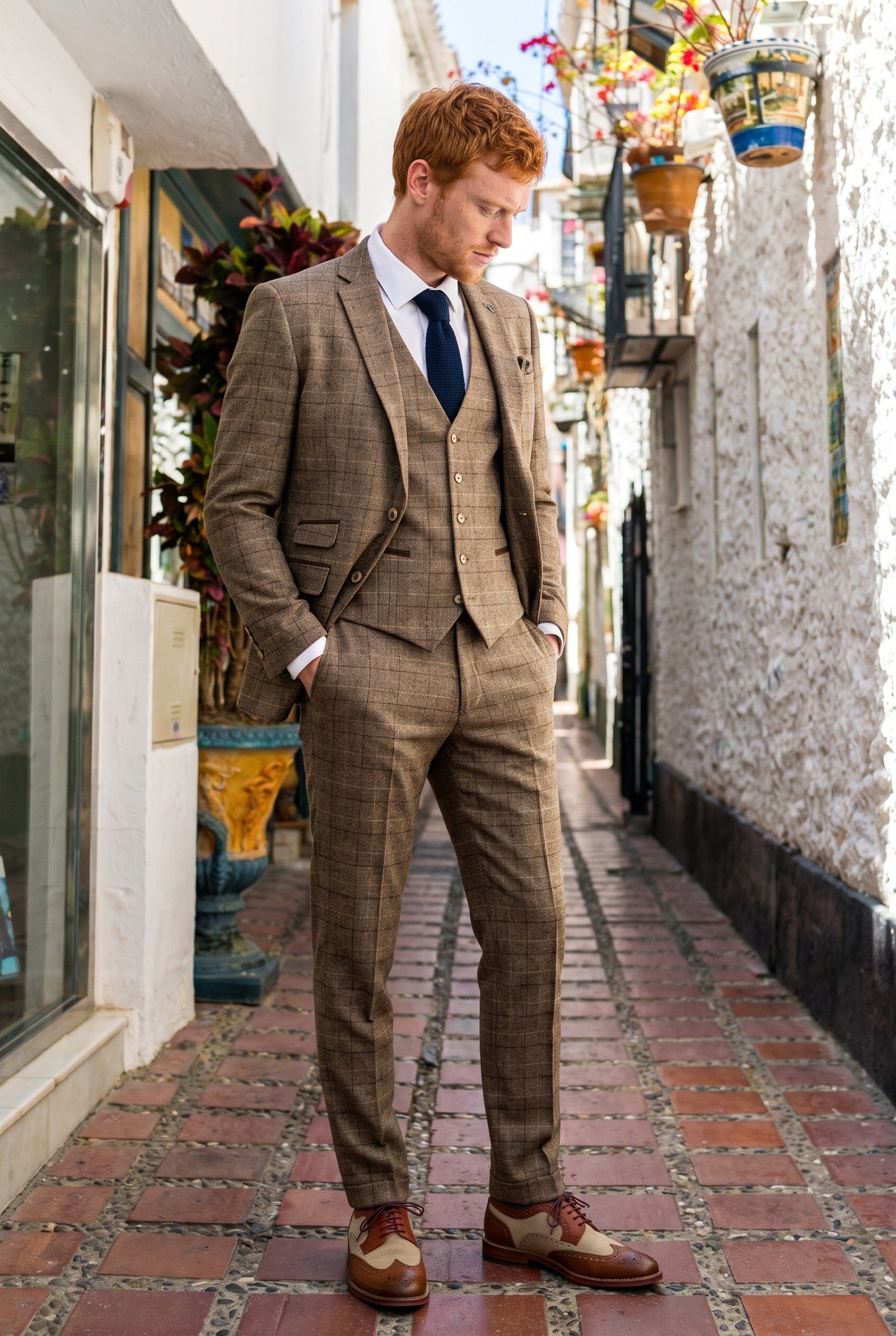 Look #573 styled with Liam - Męski 3-częściowy garnitur w brązową kratkę