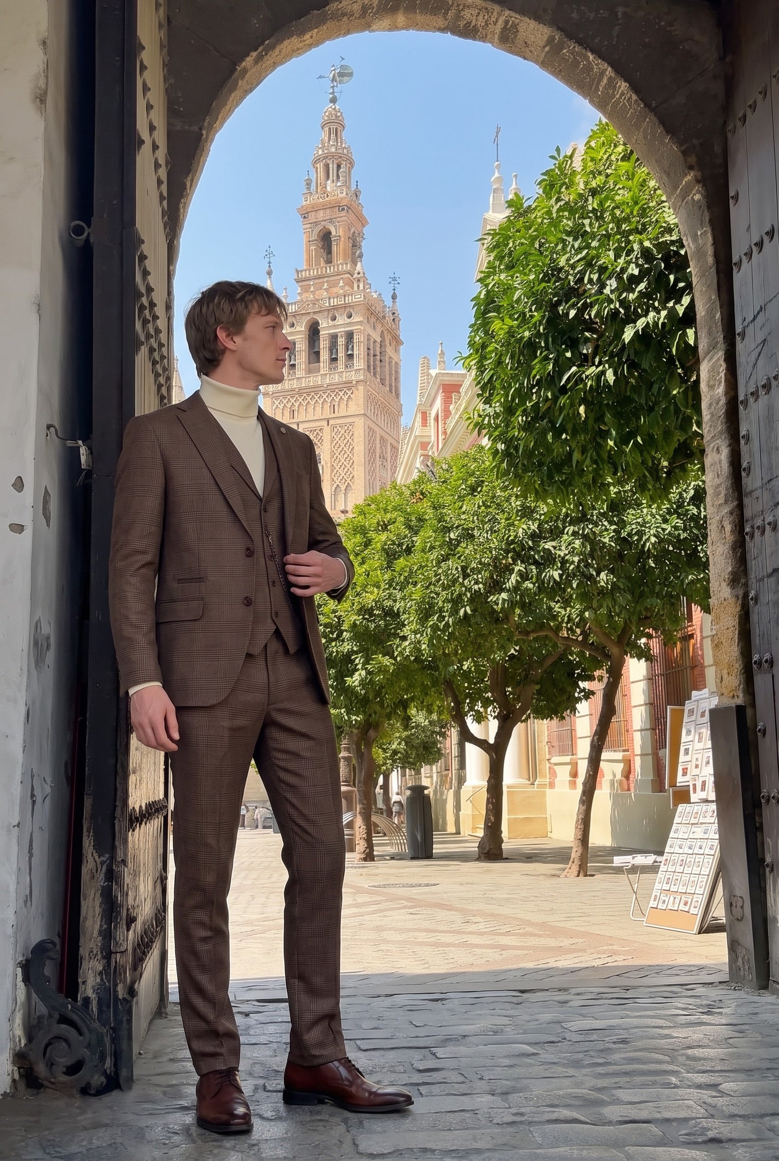 Look #1011 styled with Męski kremowy golf z miękkiej mieszanki wiskozy, dzianinowy sweter z długim rękawem