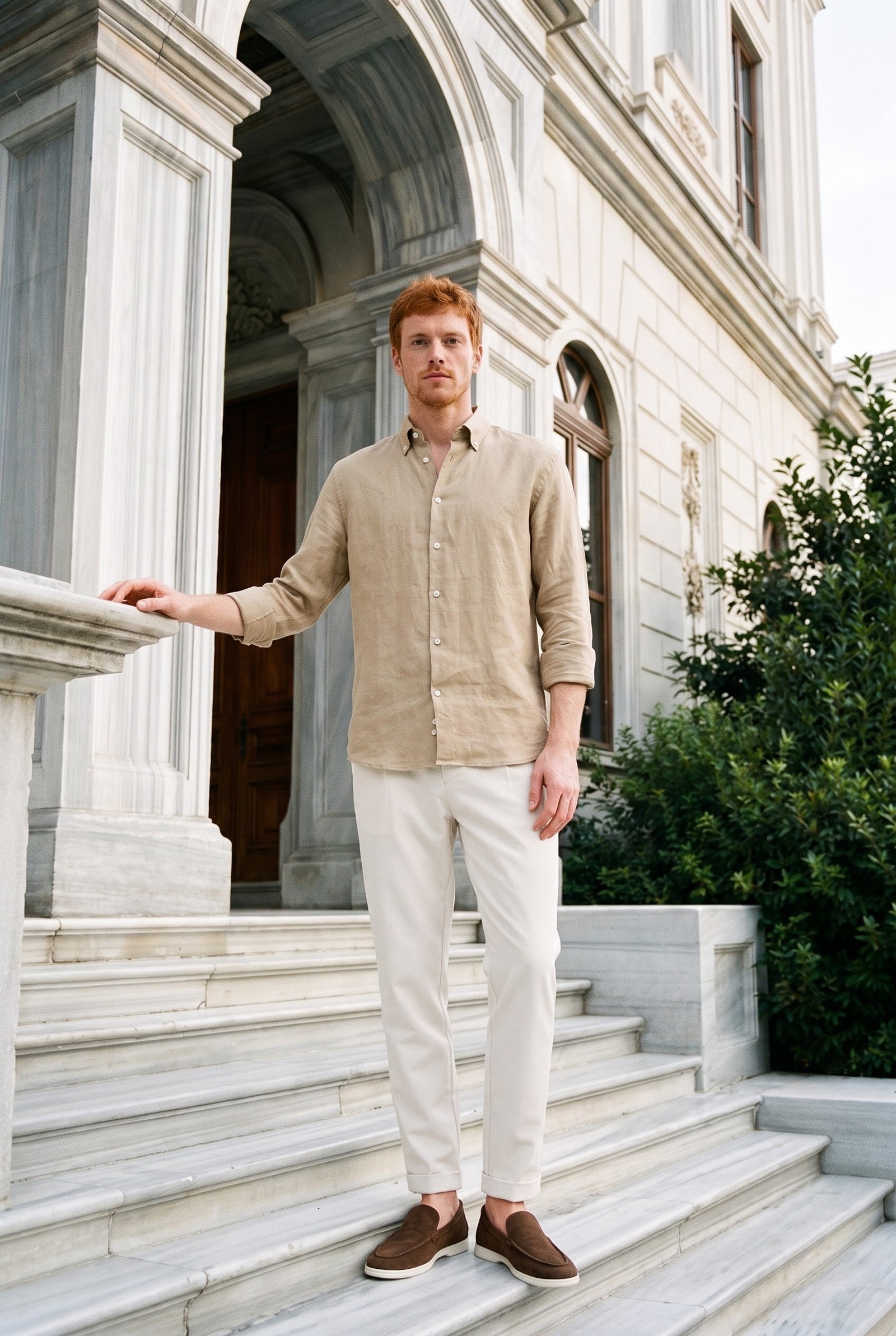 Look #1025 styled with Spodnie męskie Gurkha w kolorze kremowym, plisowane, z regulowanym pasem, dopasowane, zwężane