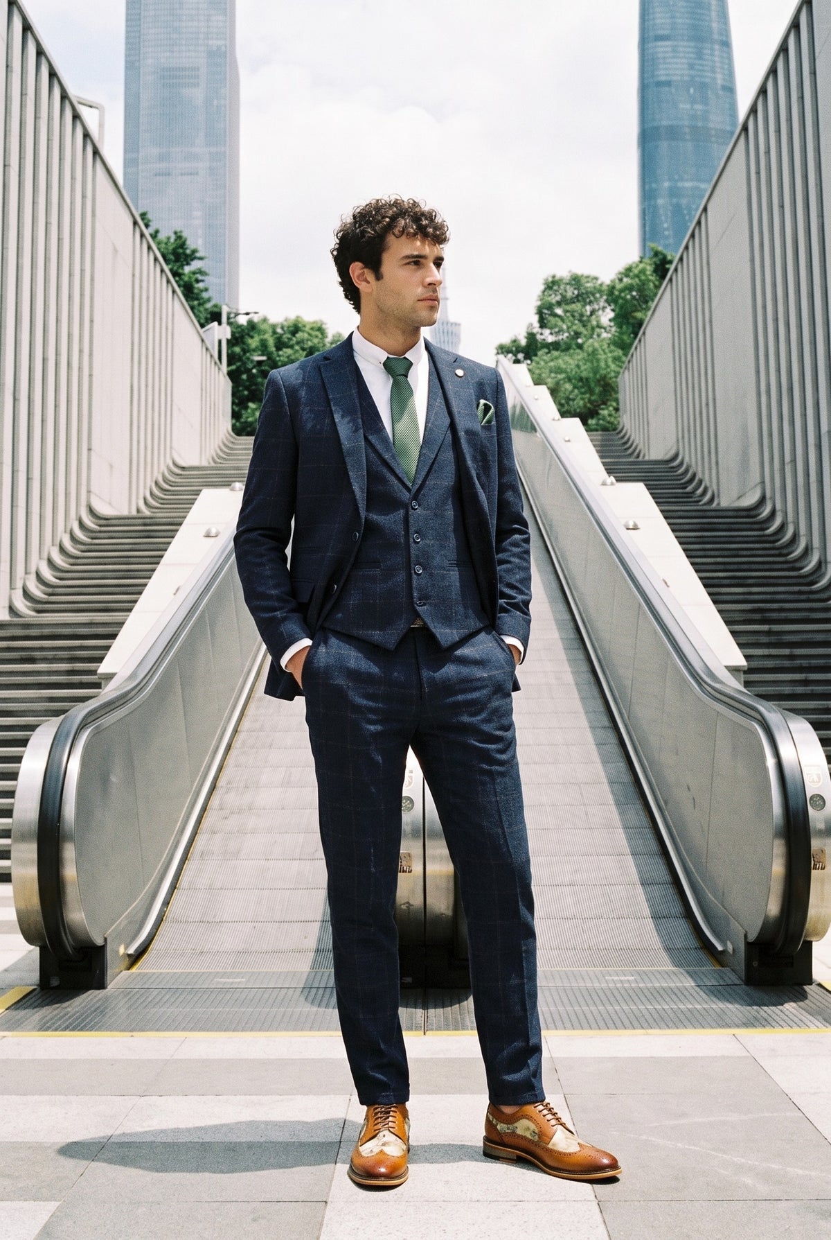 Look #727 styled with Męski garnitur 3-częściowy z wełny tweedowej w kolorze granatowo-brązowym w kratkę z lat 20. XX wieku, Gatsby