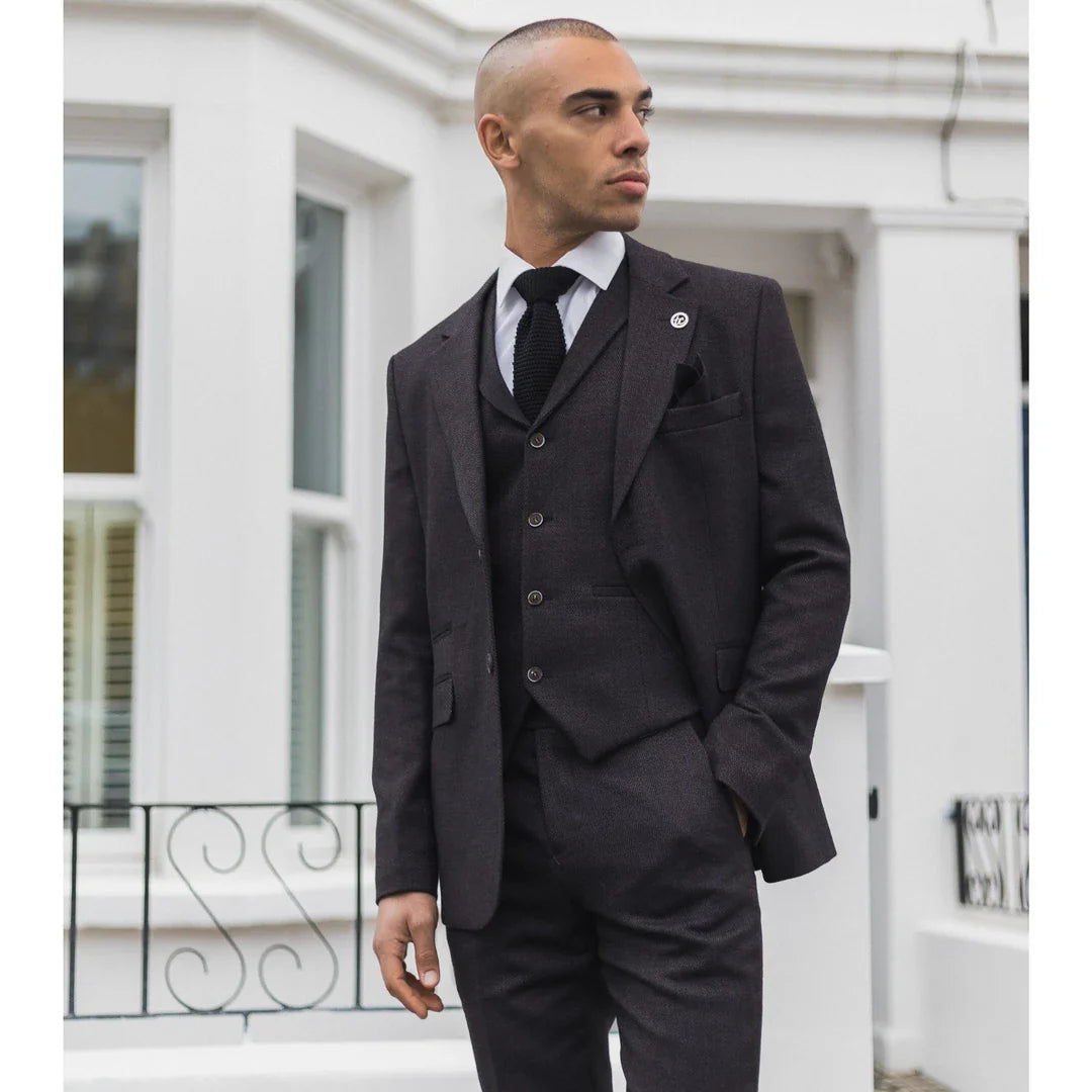 Męski garnitur trzyczęściowy z tweedu w jodełkę w kolorze śliwkowym