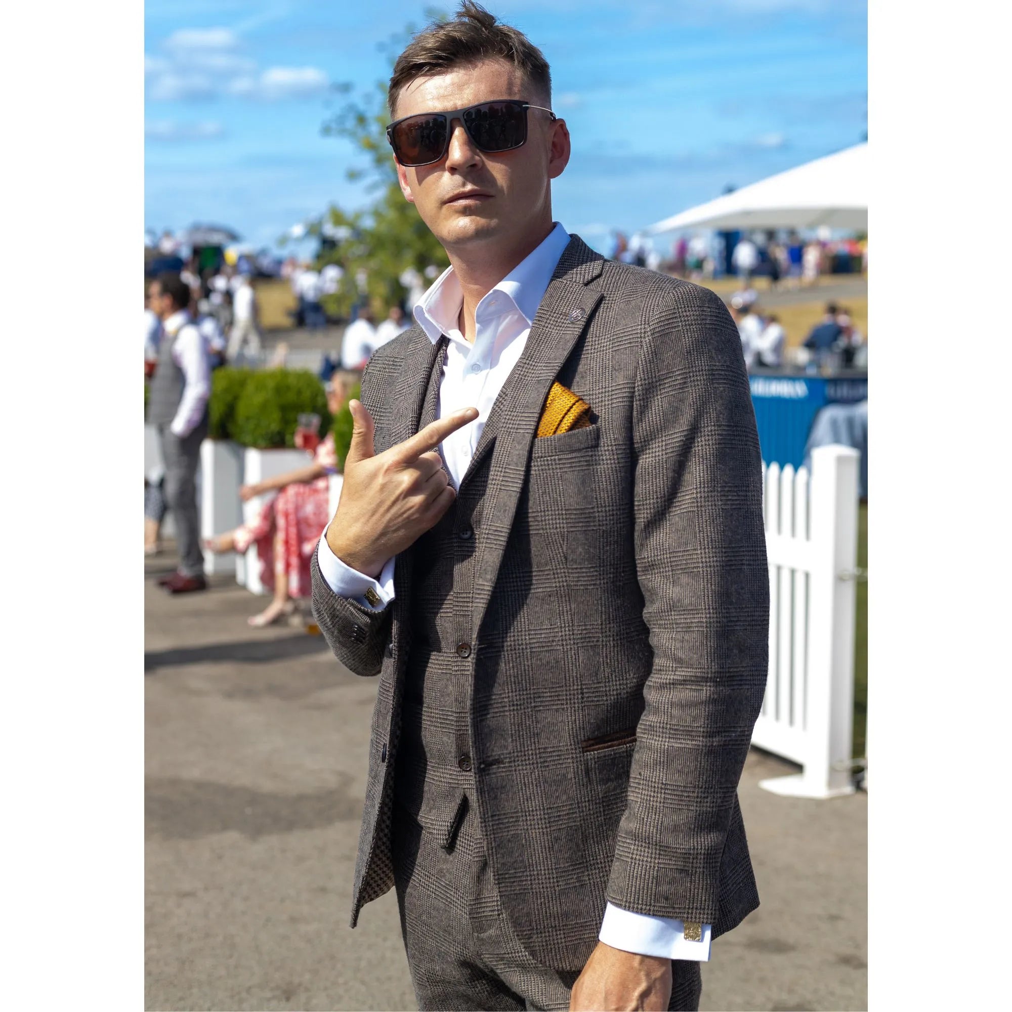 Męski brązowy garnitur tweedowy w kratkę, 3-częściowy - STZ17