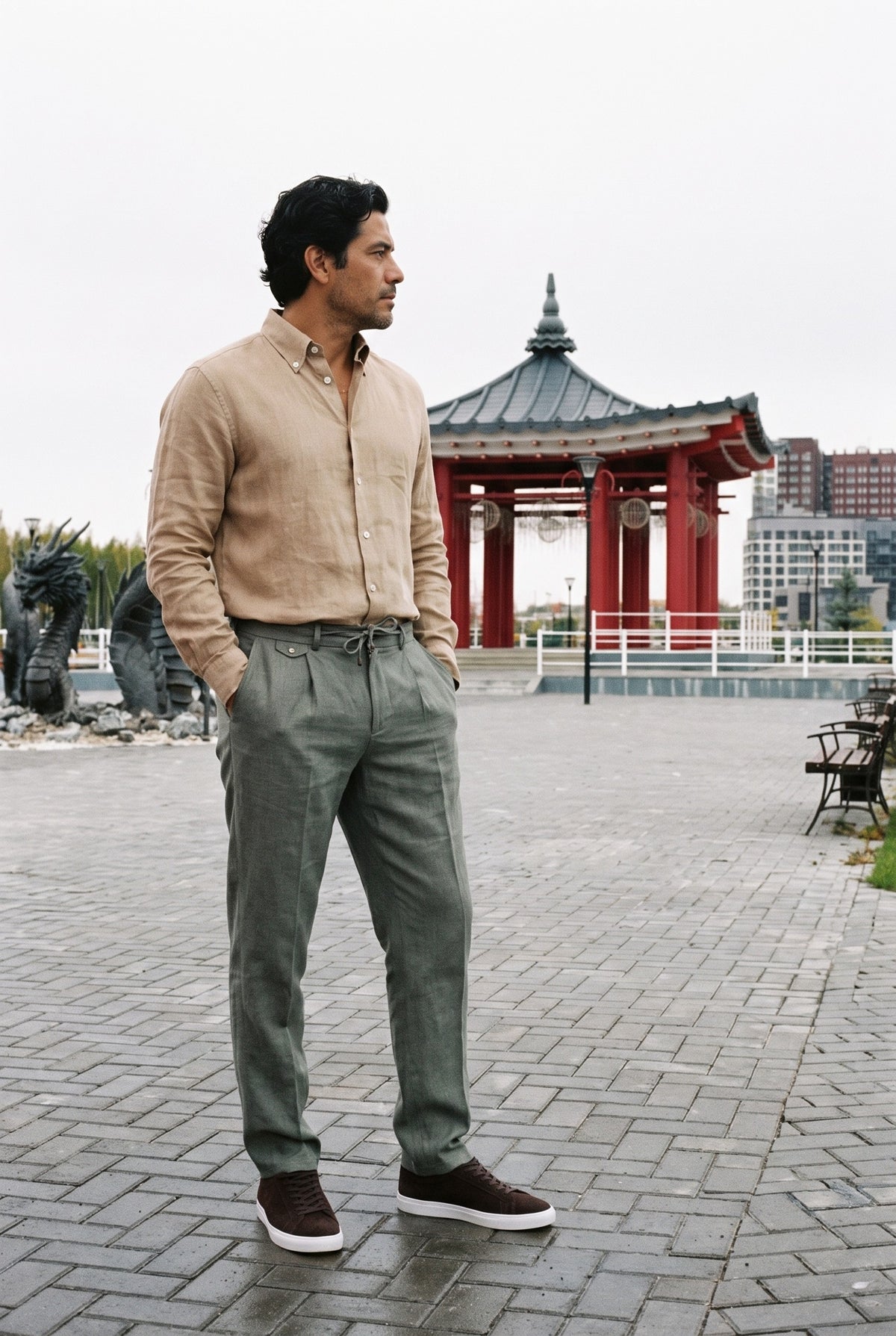 Look #1030 styled with Męska koszula z czystego lnu w kolorze camelowego brązu, z długim rękawem i zapięciem na guziki, letnia