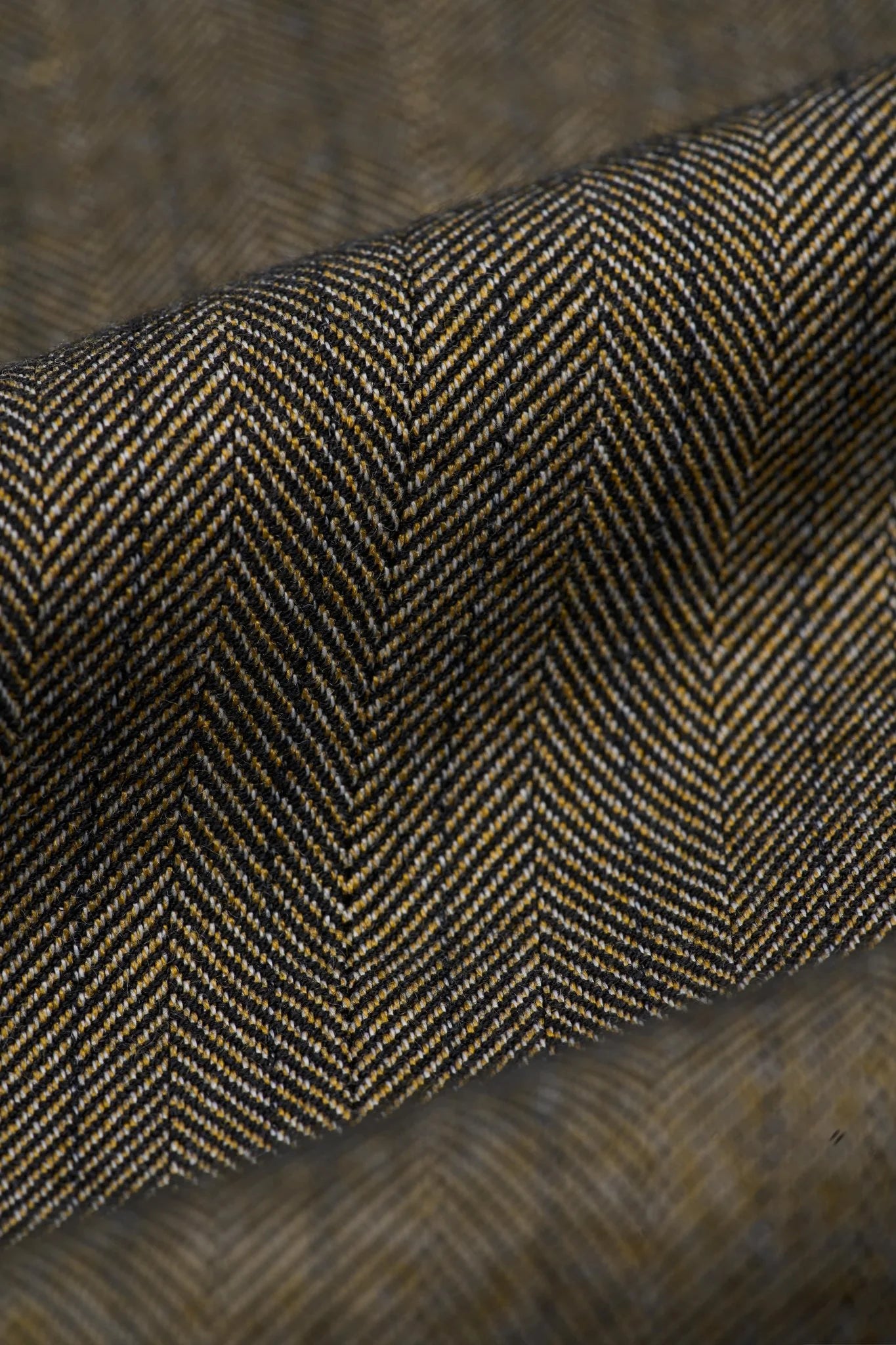 Męski, oliwkowozielony, trzyczęściowy garnitur tweedowy w jodełkę