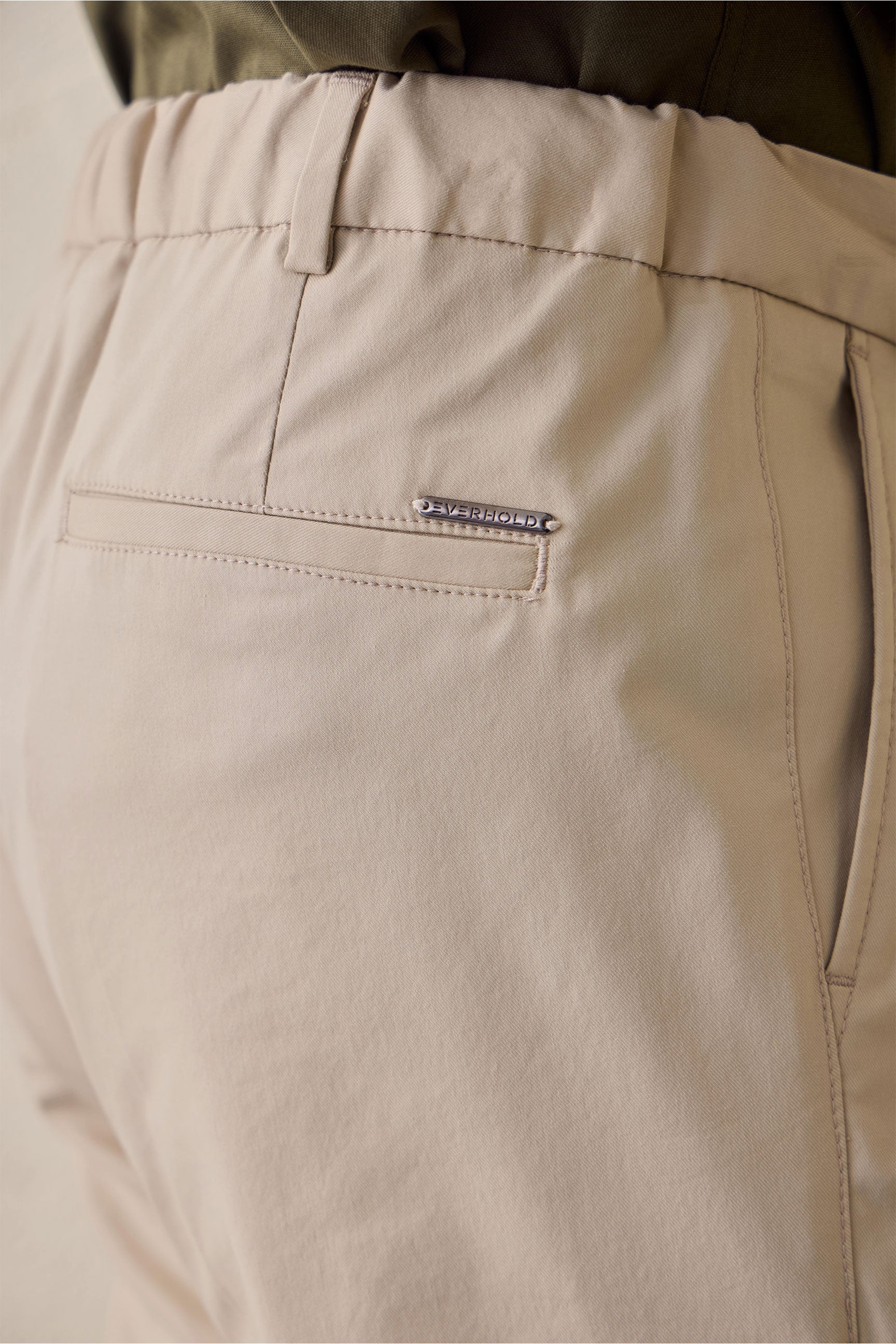 Beżowe plisowane spodnie smart casual dla mężczyzn o klasycznym kroju