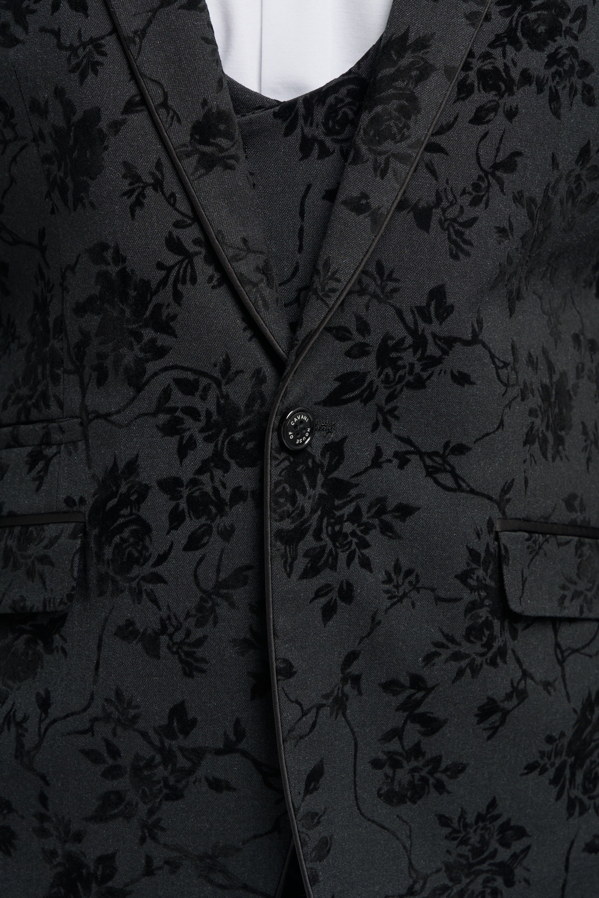 Czarny, trzyczęściowy garnitur męski z aksamitu w stylu paisley