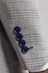 Garnitur męski Hugo w kolorze jasnoszarym, 3-częściowy, z granatową kratką i aksamitnymi wykończeniami