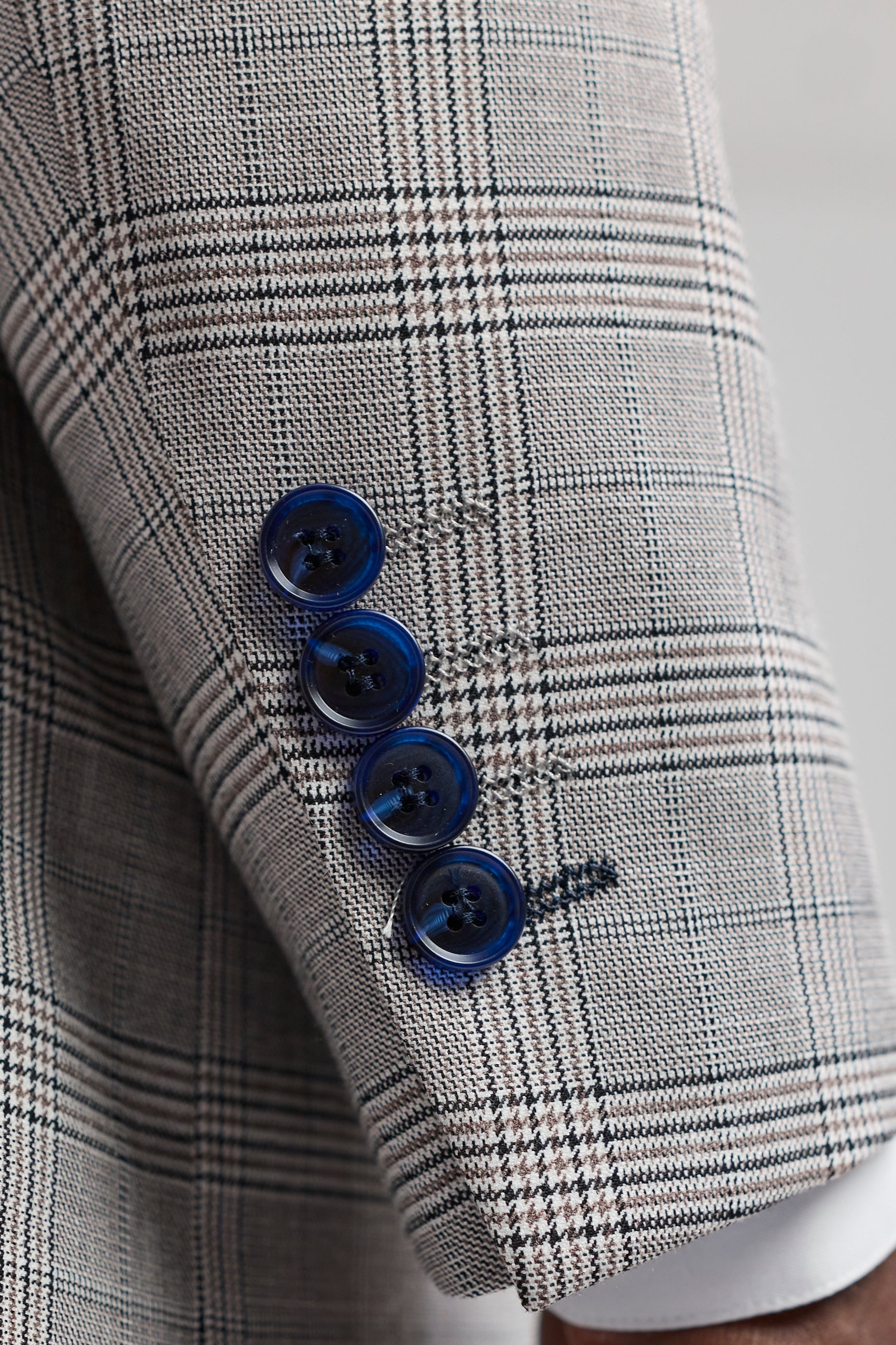 Garnitur męski Hugo w kolorze jasnoszarym, 3-częściowy, z granatową kratką i aksamitnymi wykończeniami