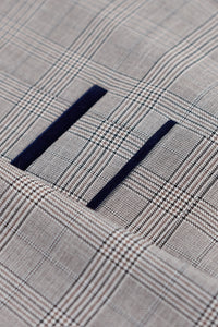 Garnitur męski Hugo w kolorze jasnoszarym, 3-częściowy, z granatową kratką i aksamitnymi wykończeniami