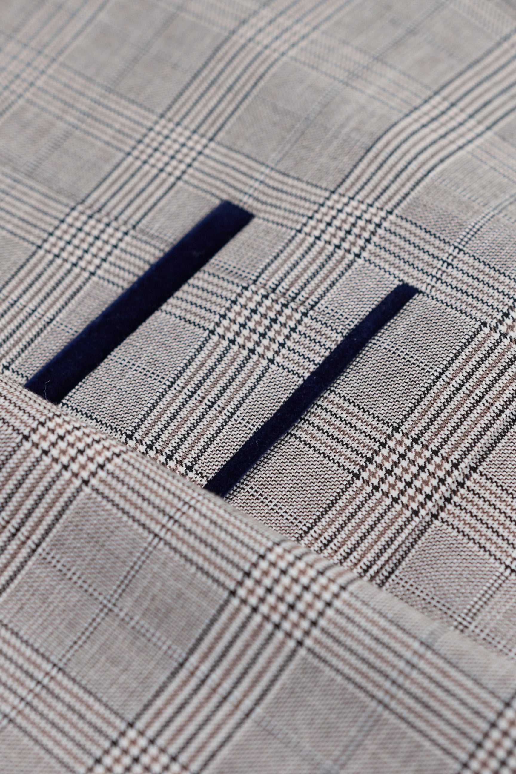 Garnitur męski Hugo w kolorze jasnoszarym, 3-częściowy, z granatową kratką i aksamitnymi wykończeniami