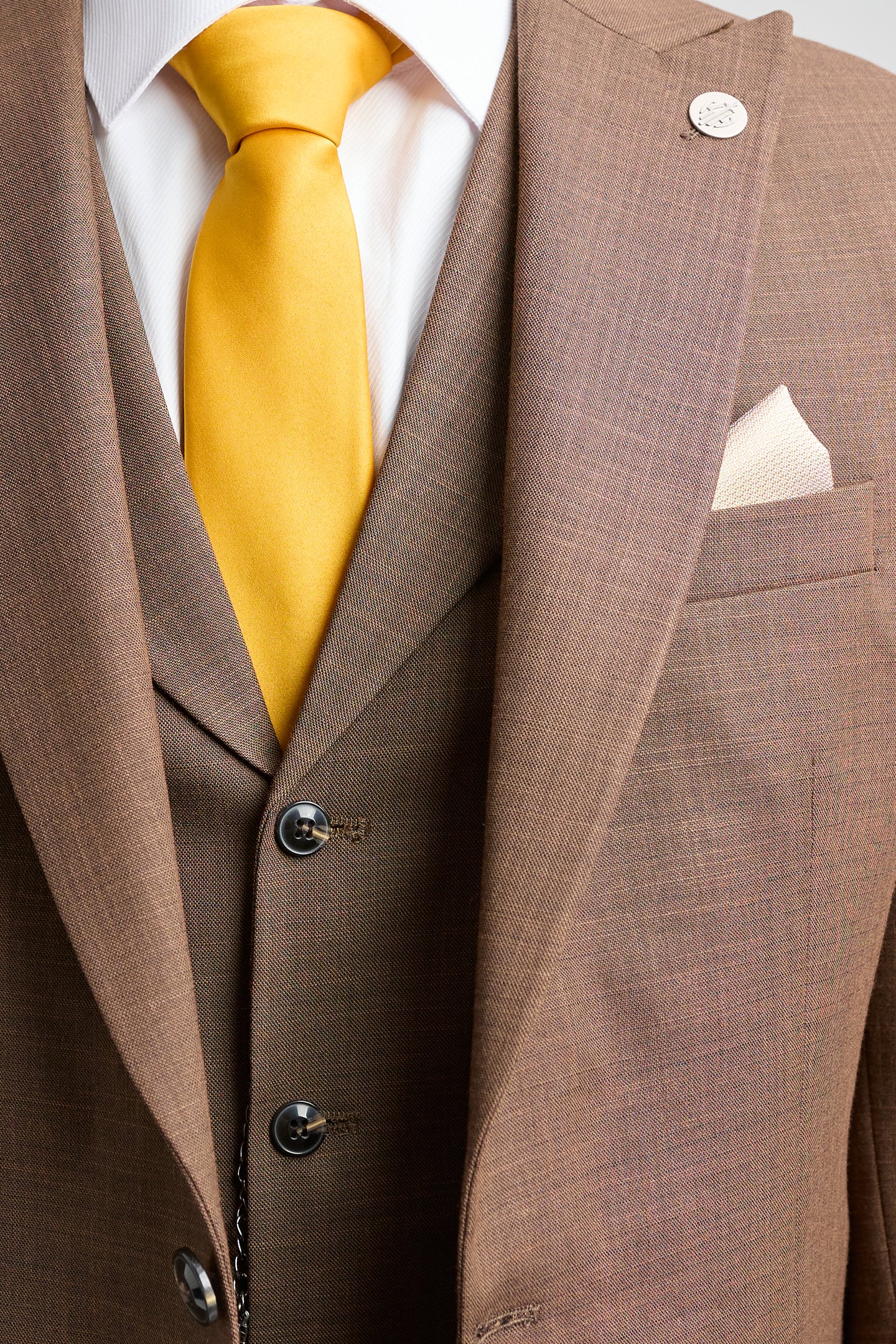 Trzyczęściowy męski garnitur James w kolorze brązowym, gładki, o klasycznym kroju