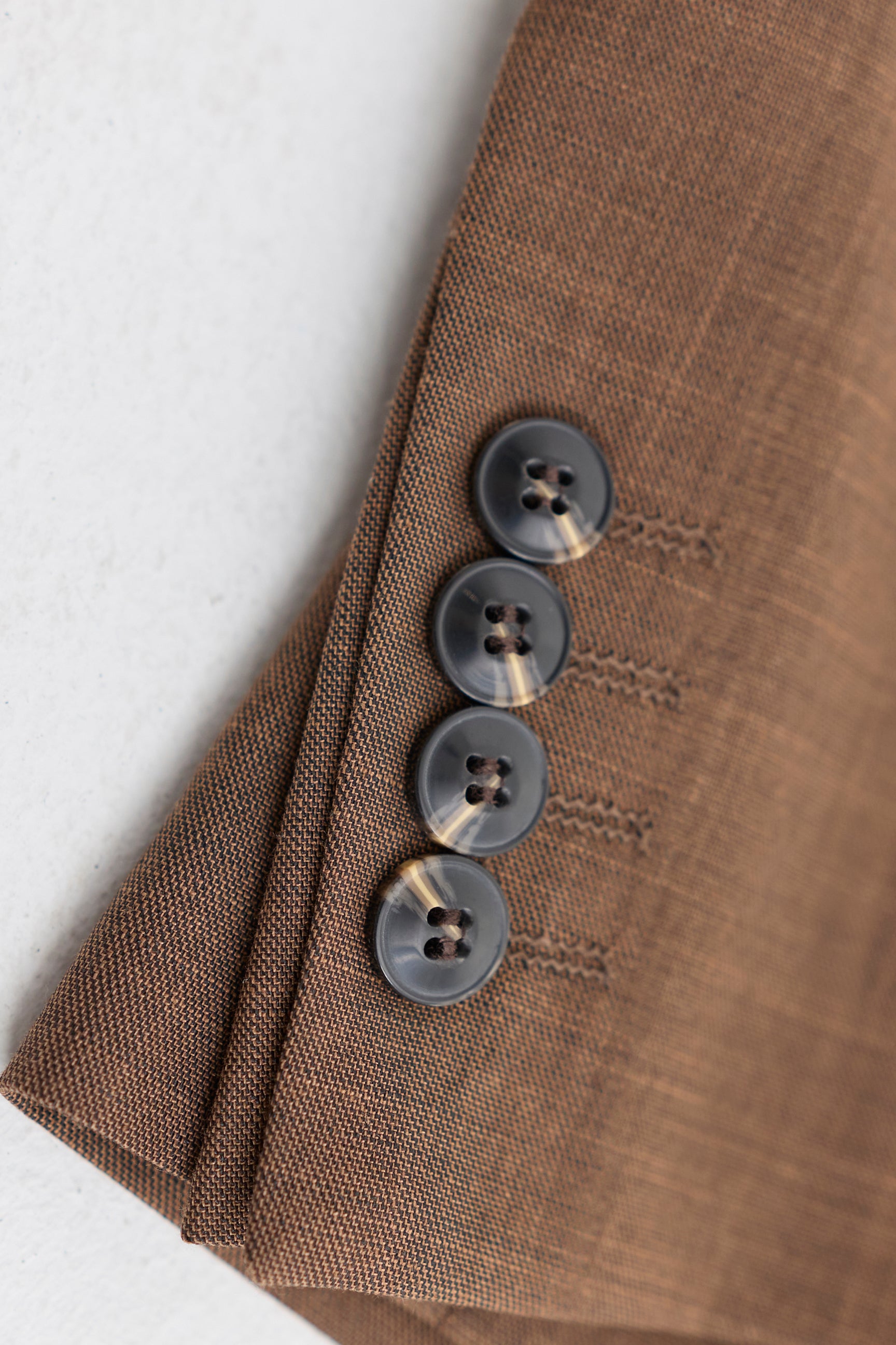 Trzyczęściowy męski garnitur James w kolorze brązowym, gładki, o klasycznym kroju