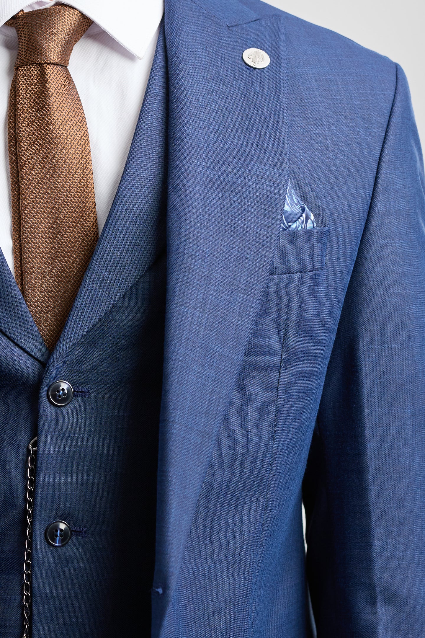 Trzyczęściowy garnitur męski James w kolorze granatowym, dopasowany do sylwetki