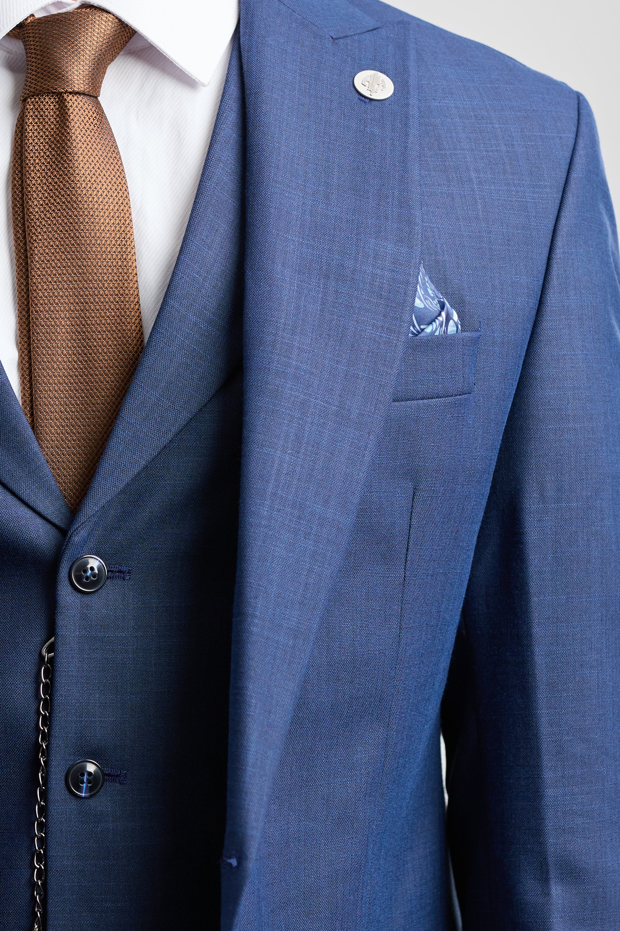 Trzyczęściowy garnitur męski James w kolorze granatowym, dopasowany do sylwetki