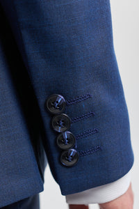 Trzyczęściowy garnitur męski James w kolorze granatowym, dopasowany do sylwetki