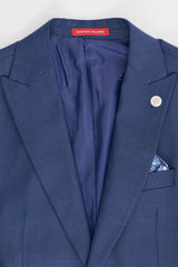 Trzyczęściowy garnitur męski James w kolorze granatowym, dopasowany do sylwetki