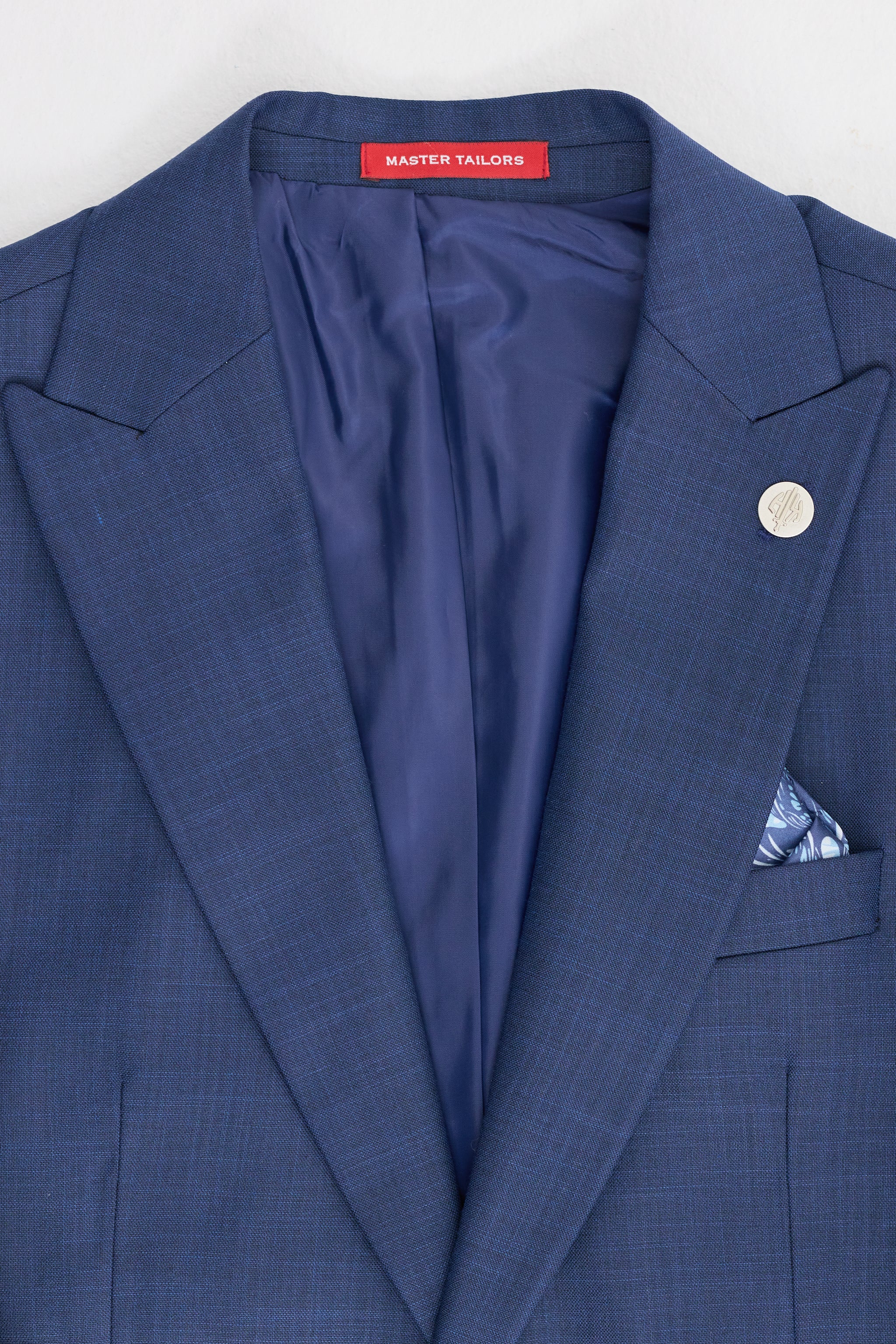 Trzyczęściowy garnitur męski James w kolorze granatowym, dopasowany do sylwetki