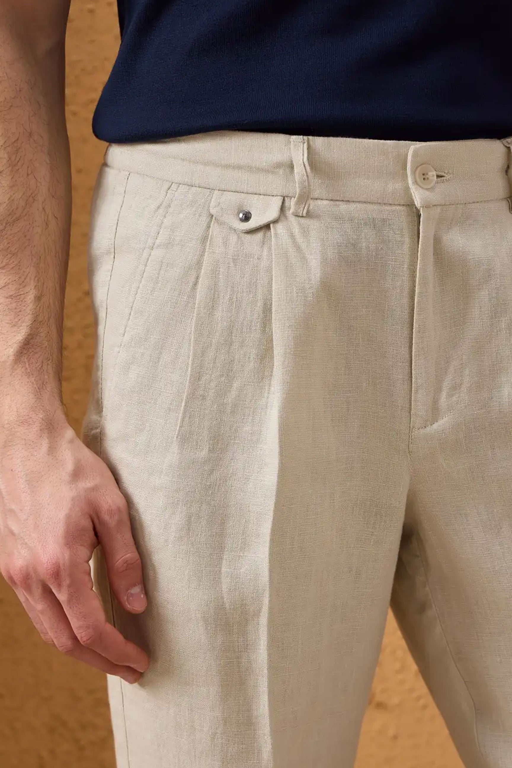 Męski zestaw z czarną lnianą kurtką i beżowymi spodniami, elegancki, swobodny, letni strój