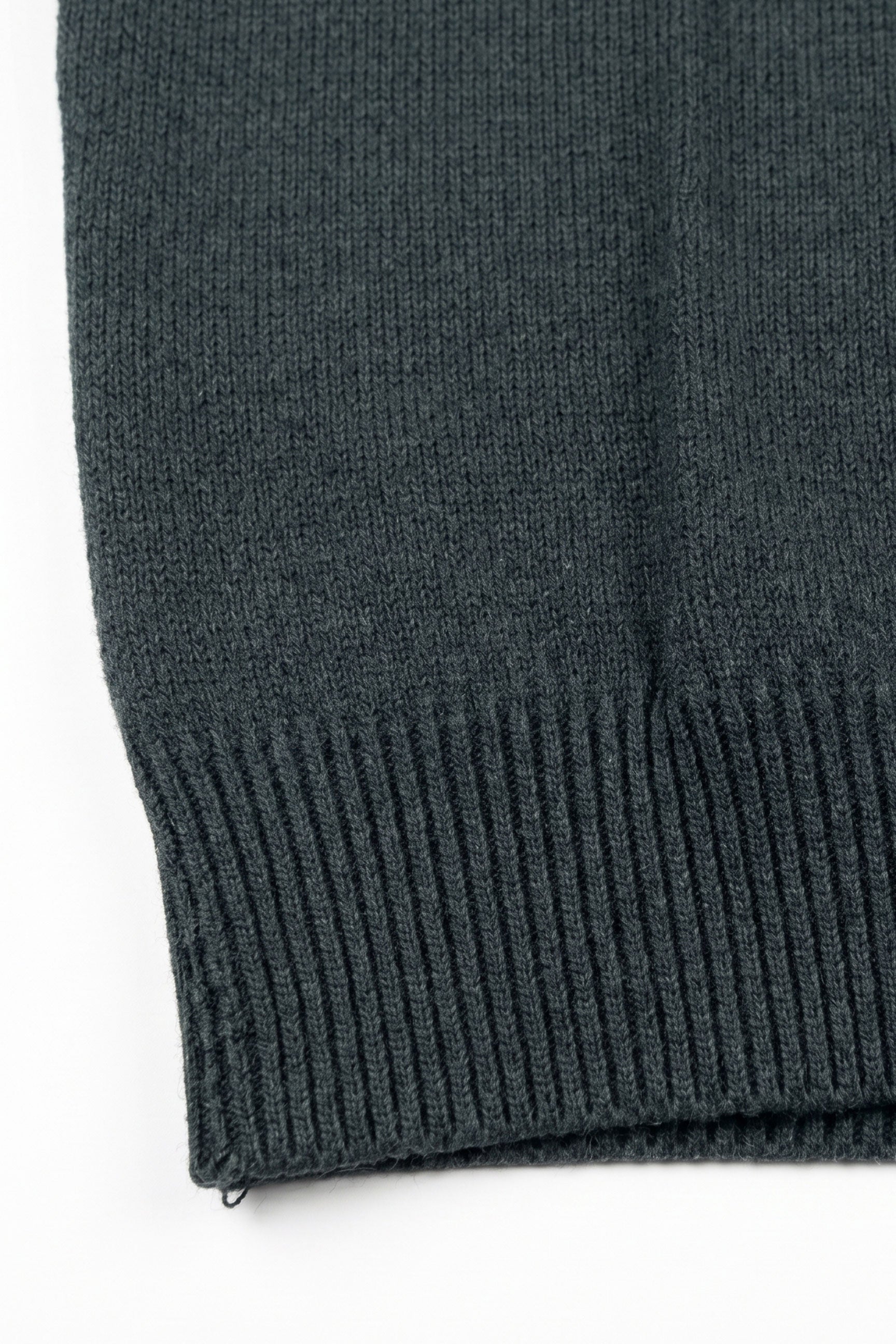 Męski granatowy sweter dzianinowy z okrągłym dekoltem i regularnym krojem