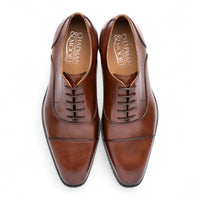 Brązowe, gładkie, skórzane, męskie buty typu derby z noskiem typu cap-toe