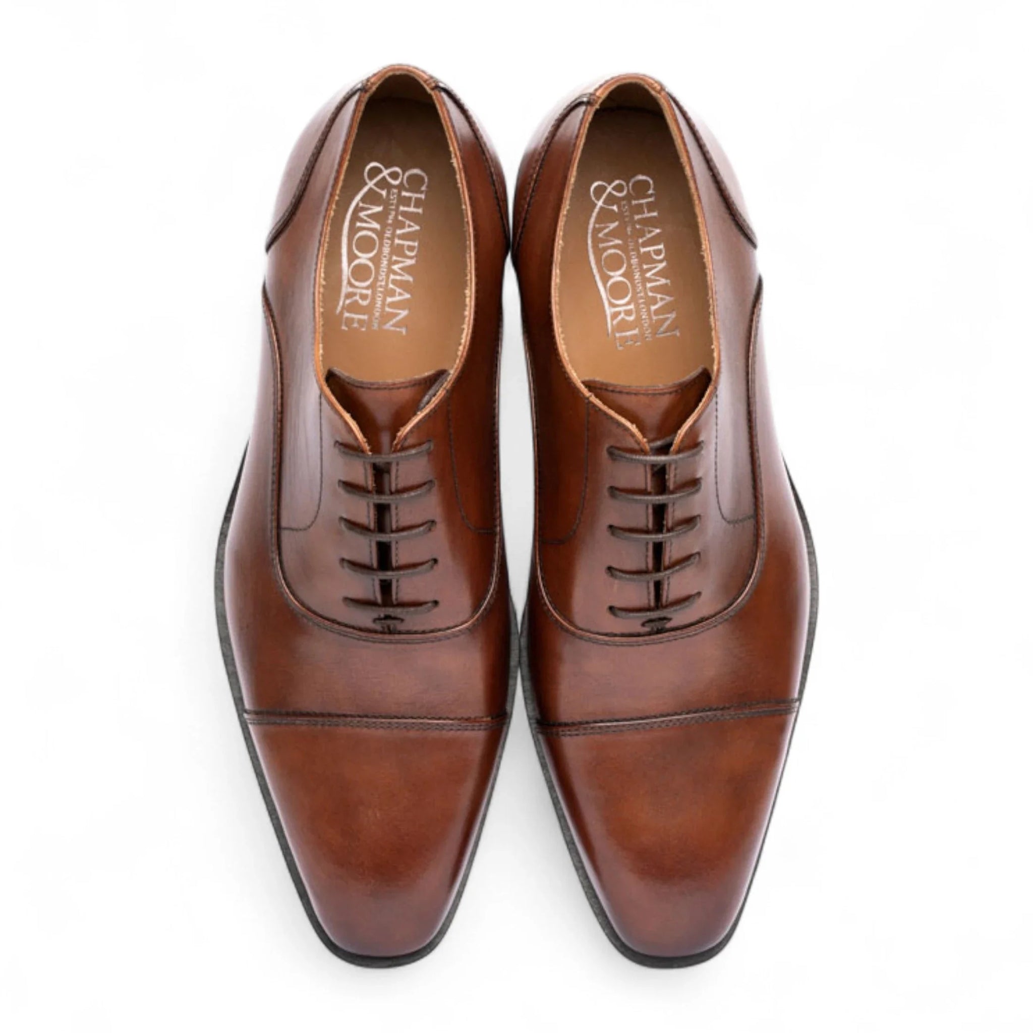 Brązowe, gładkie, skórzane, męskie buty typu derby z noskiem typu cap-toe