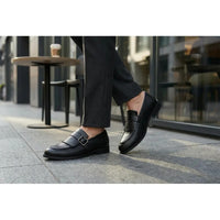 Męskie mokasyny typu slip-on z frędzlami i paskiem Monk
