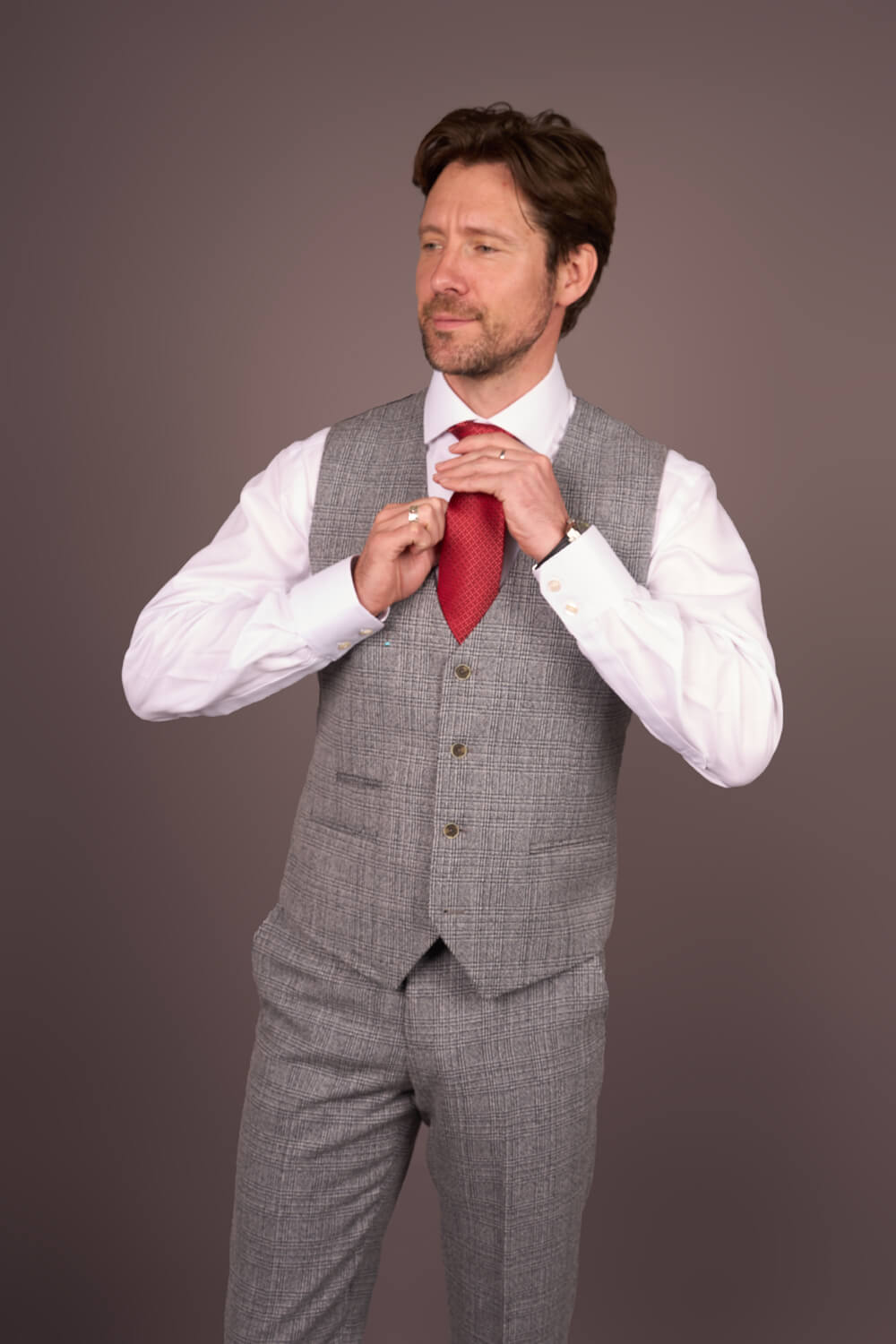 Męski szary klasyczny garnitur w kratkę, dopasowany 3-częściowy