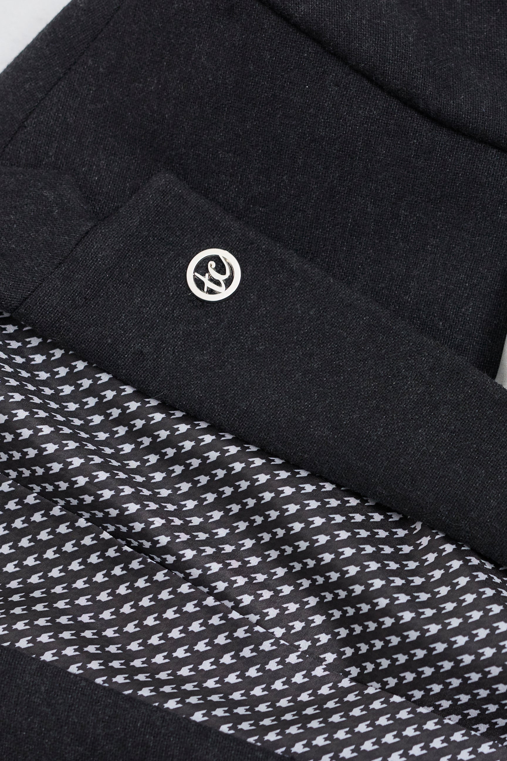 Męski czarny garnitur vintage z lat 20. XX wieku