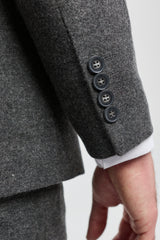 Męski szary wełniany garnitur