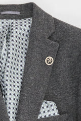 Męski szary wełniany garnitur